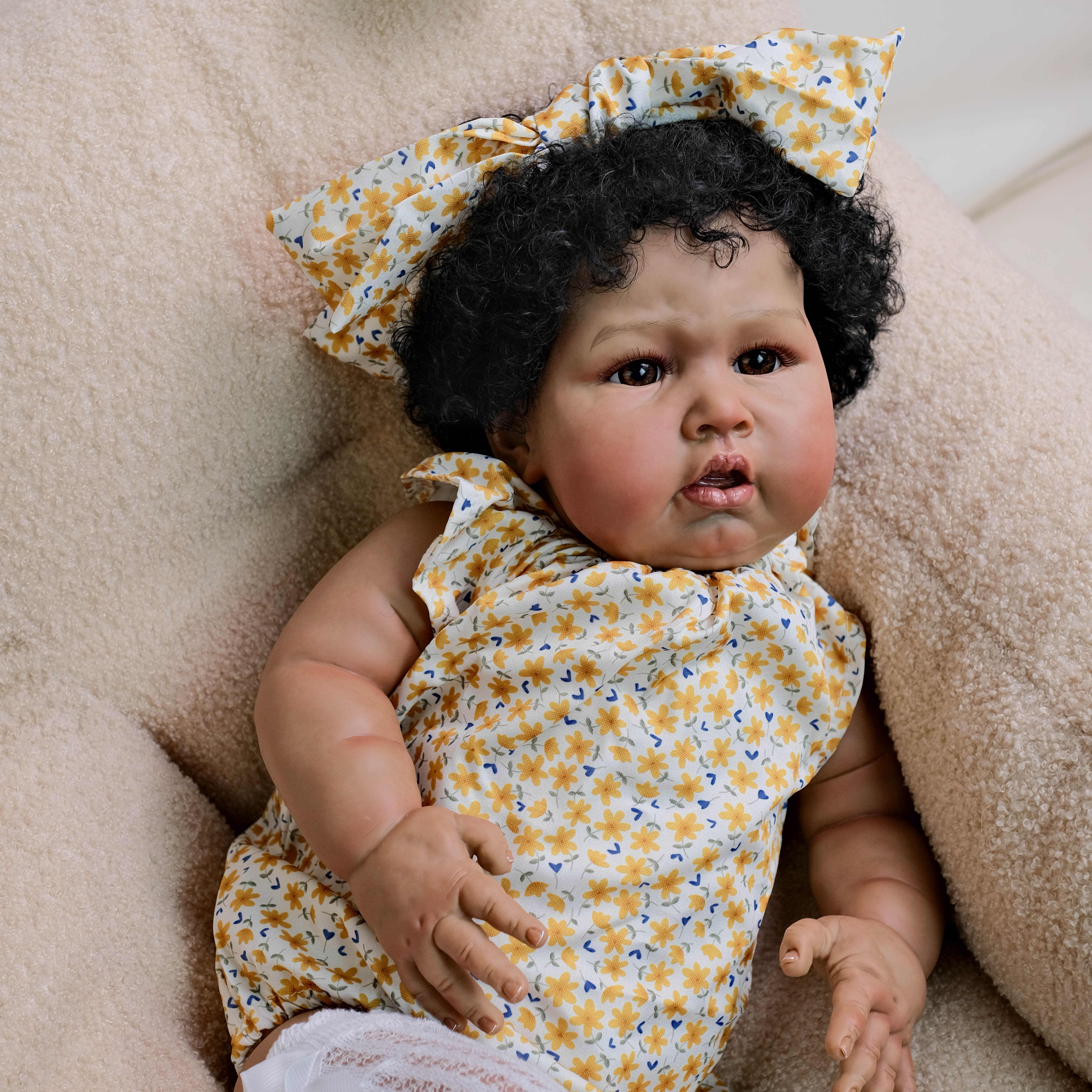Lalka Reborn Winylowa Delfina – 60 cm, z Dźwiękiem i Wszczepionymi Włosami detail image 5