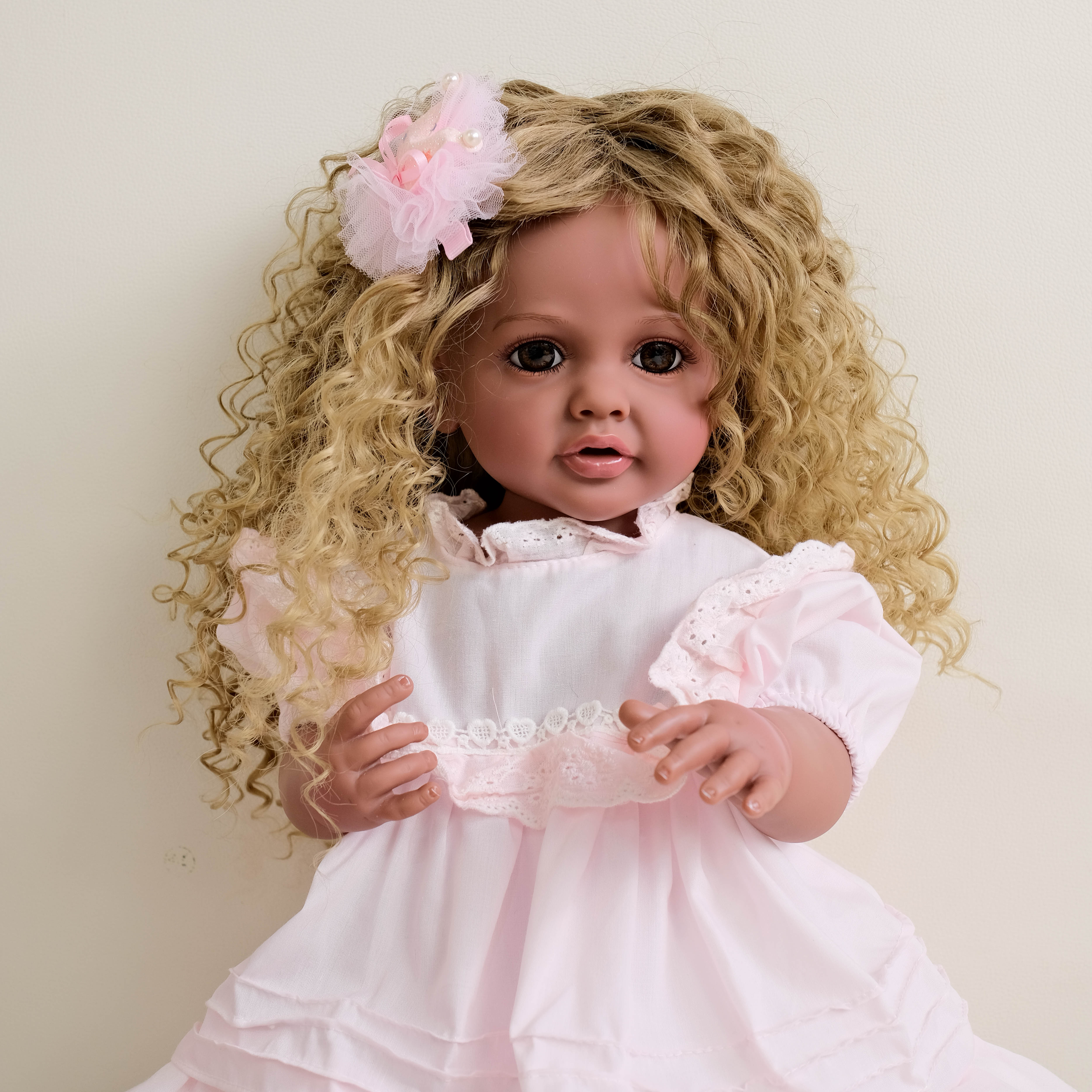 Bambola Reborn in Vinile Carlota – 55 cm, con Suono detail image 1