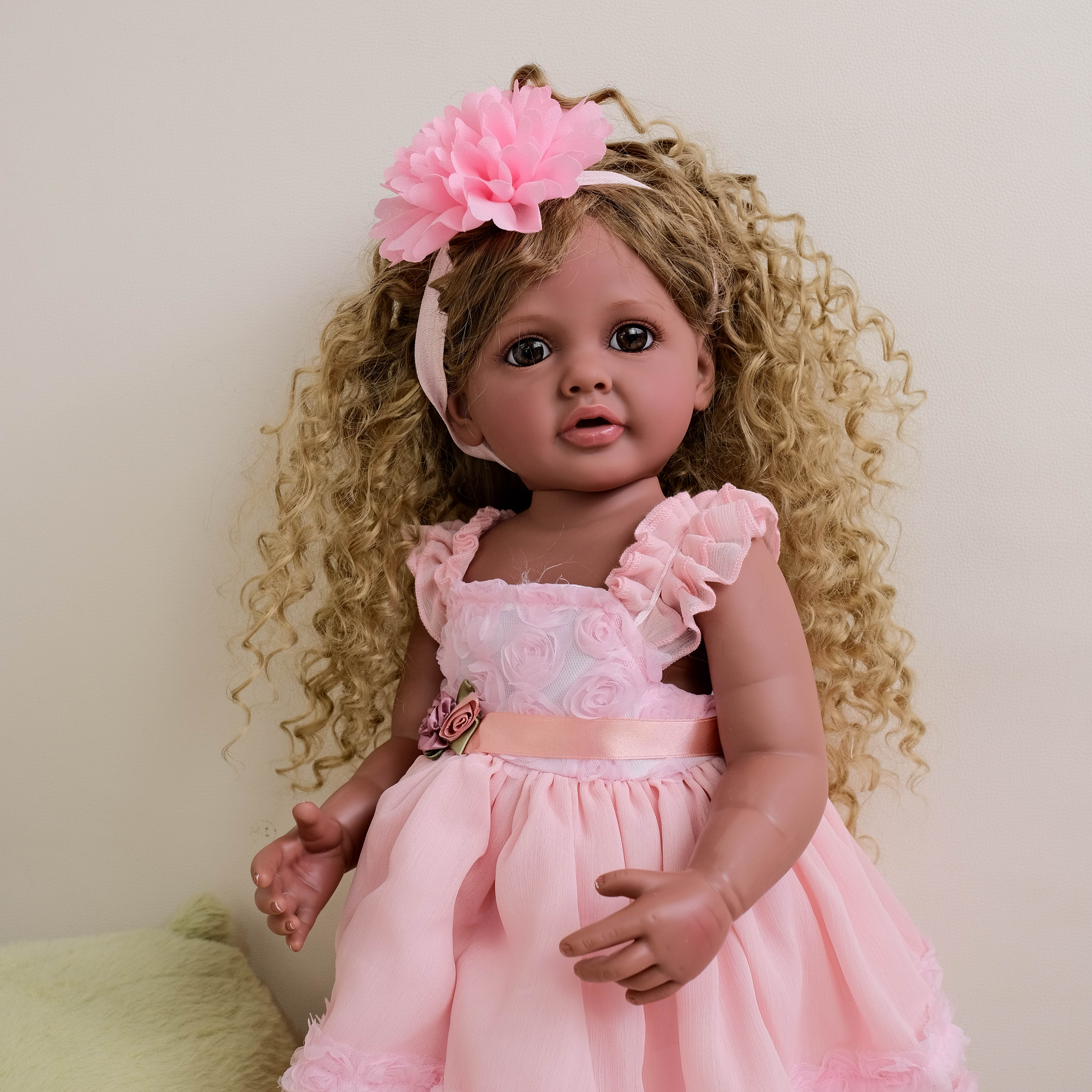 Bambola Reborn in Vinile Carlota – 55 cm, con Suono detail image 7