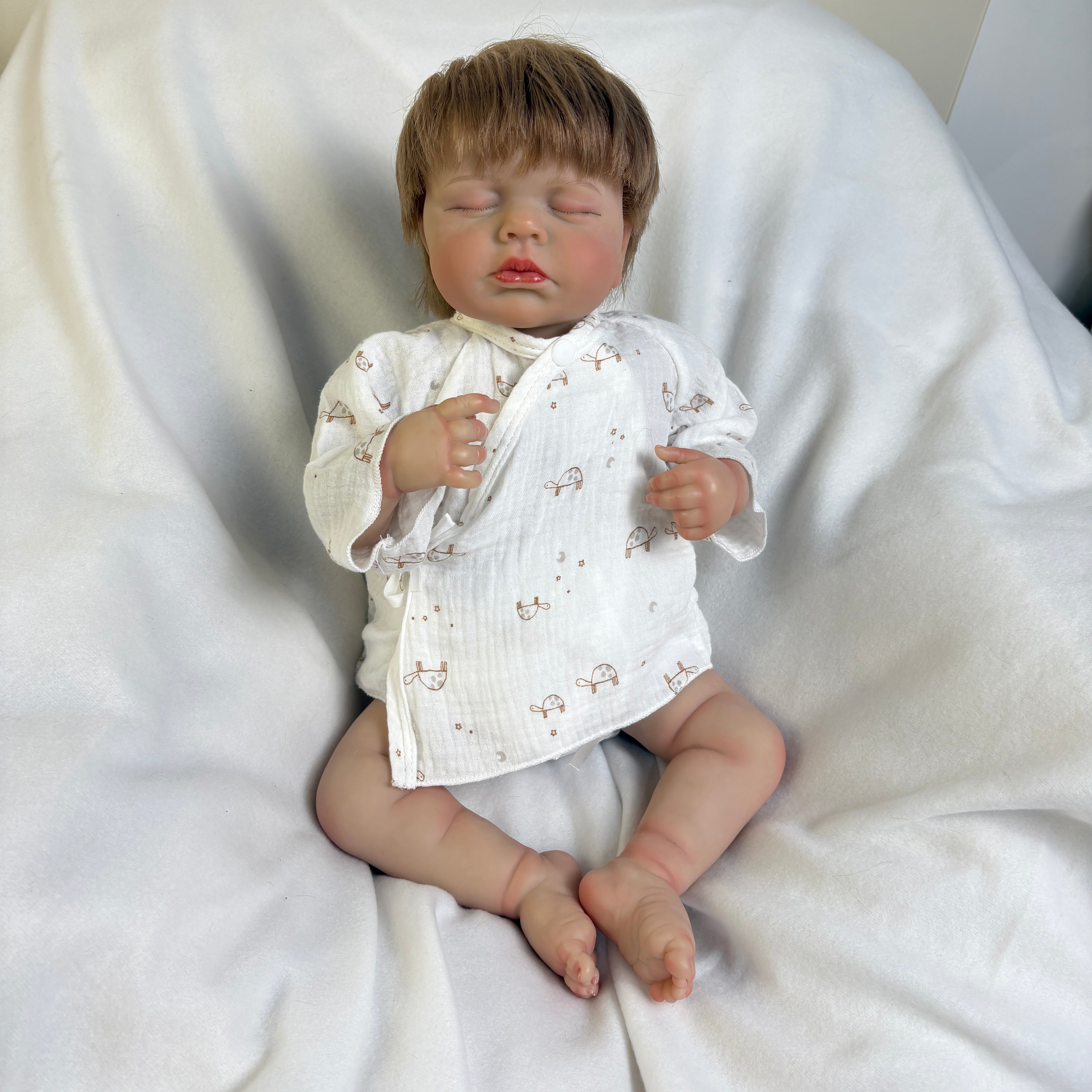 Bambola Reborn in Vinile Rubén – 50 cm, con Suono e Capelli Impiantati