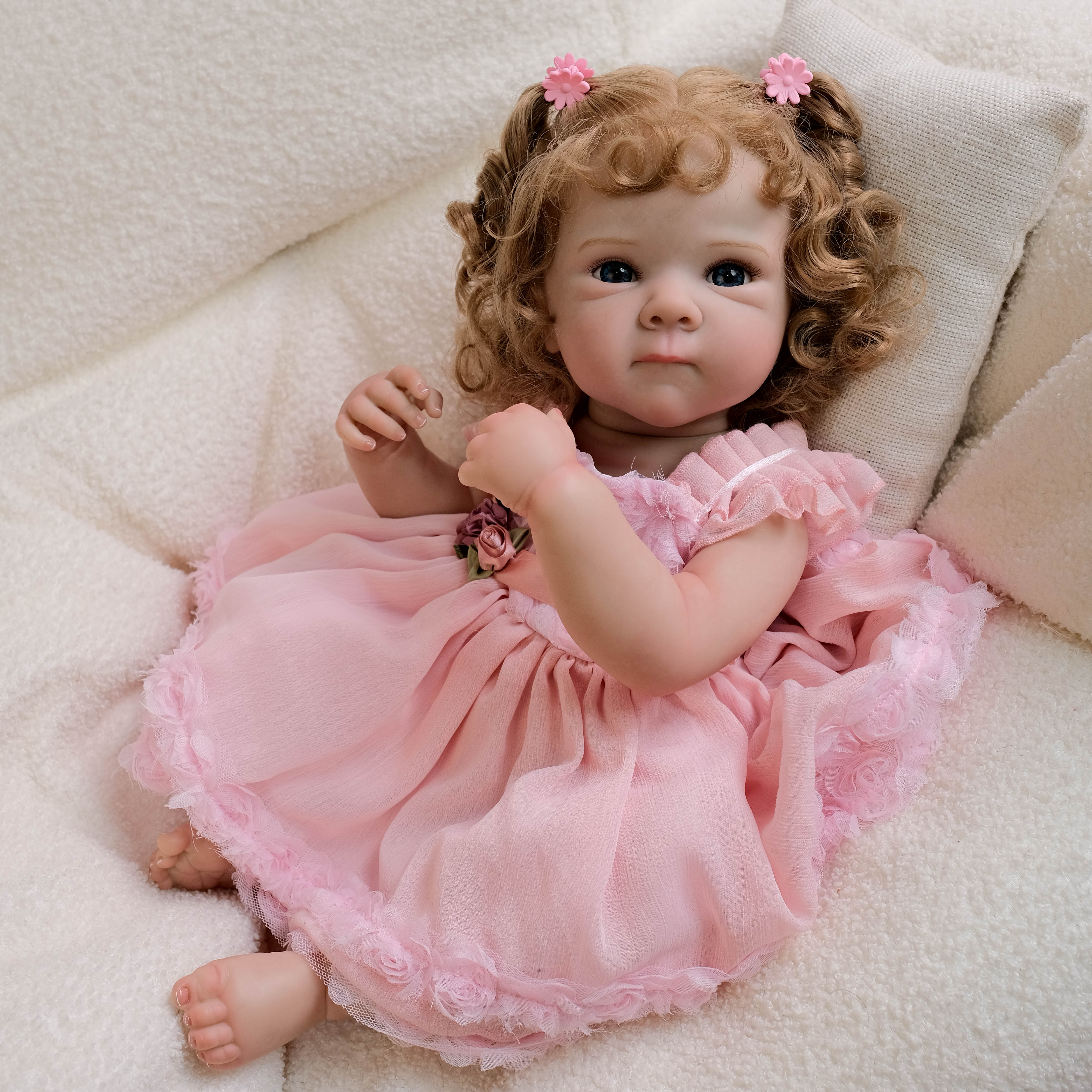 Bambola Reborn Regina in Vinile – 45 cm, con Suono e Capelli Impiantati detail image 9