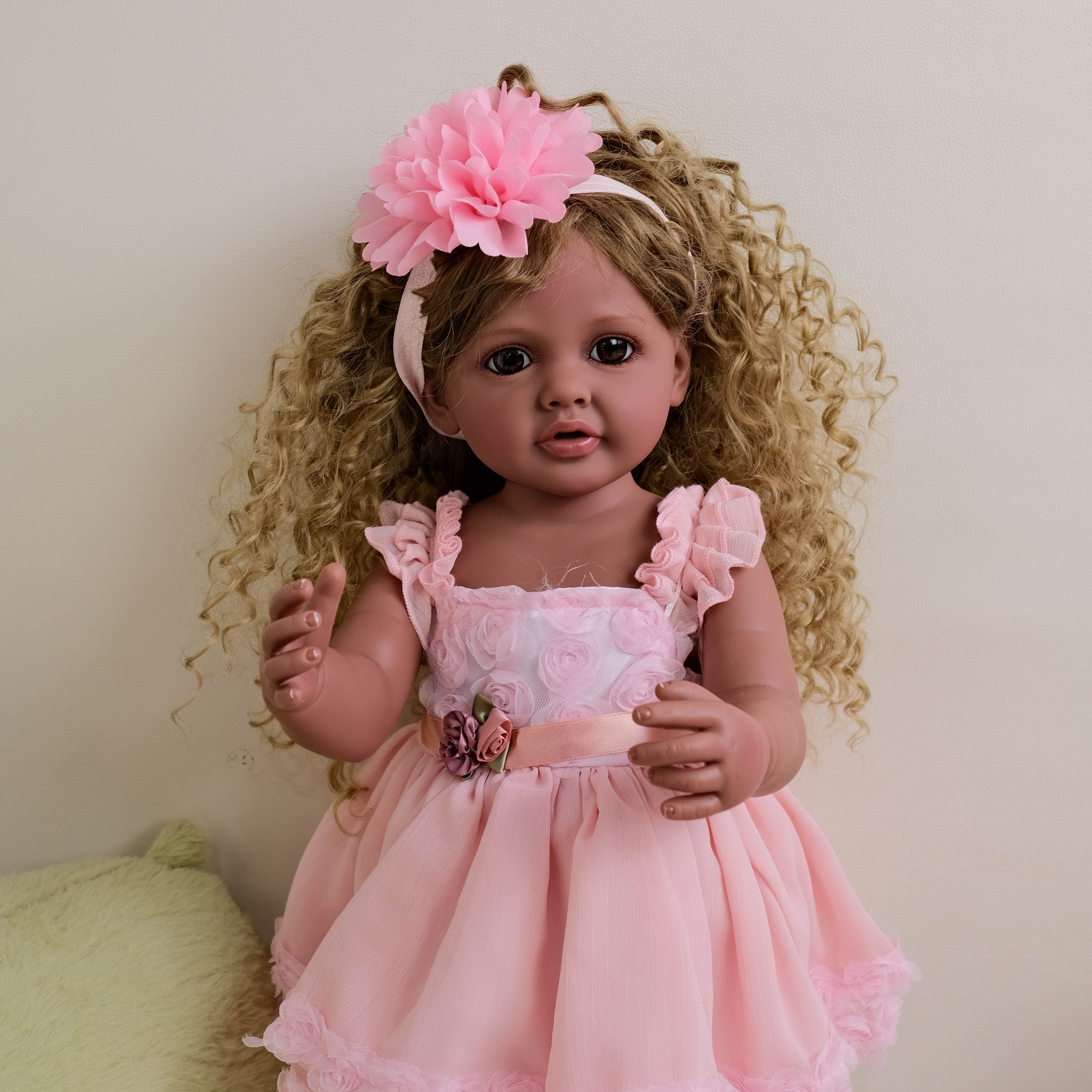 Bambola Reborn in Vinile Carlota – 55 cm, con Suono detail image 2