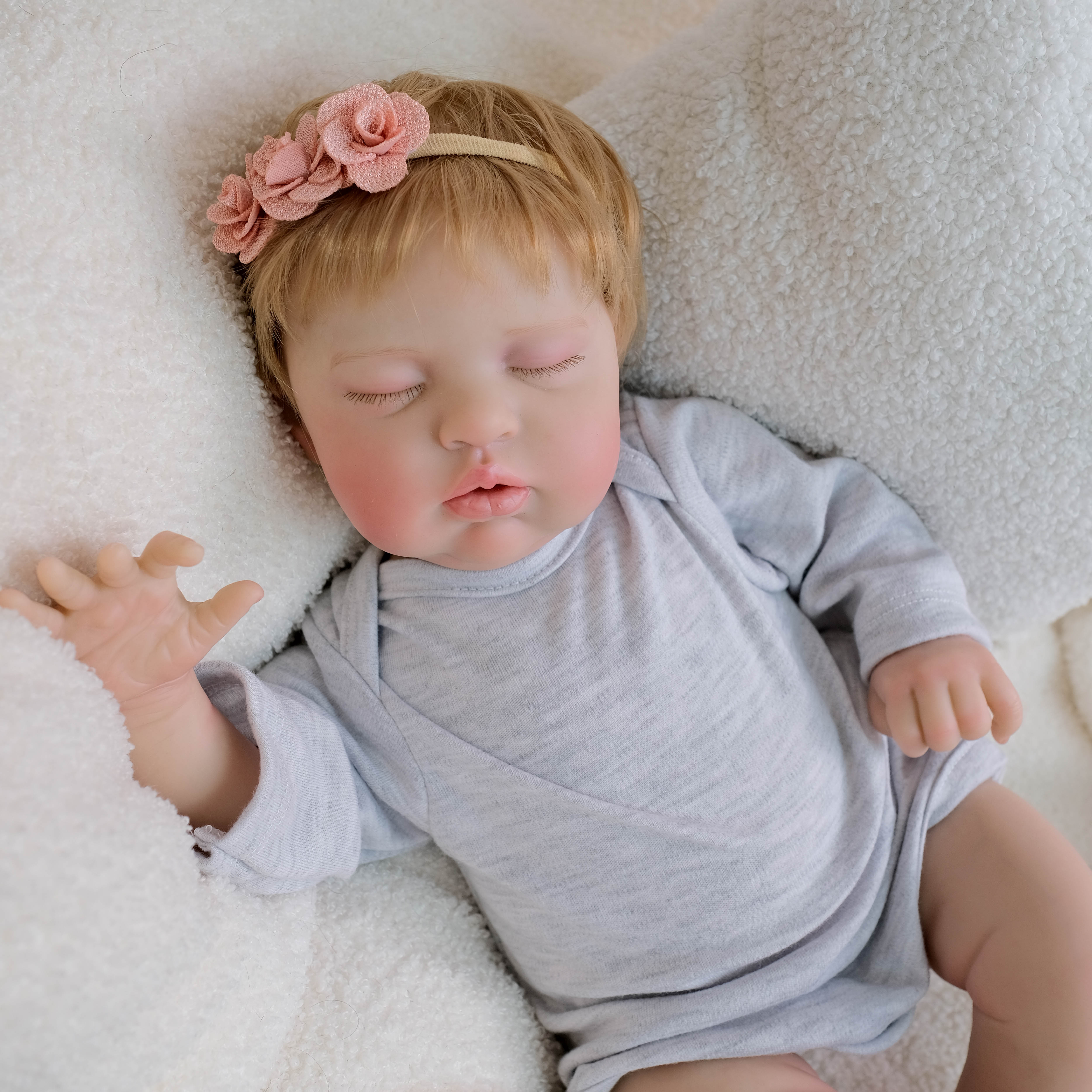 Bambola Reborn in Vinile Isabella – 48 cm, Capelli Impiantati detail image 8